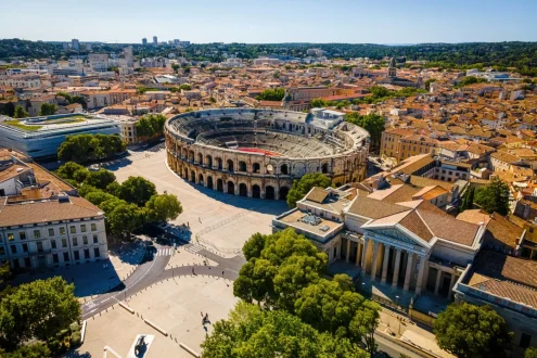 Vue aérienne de Nîmes et de ses arènes